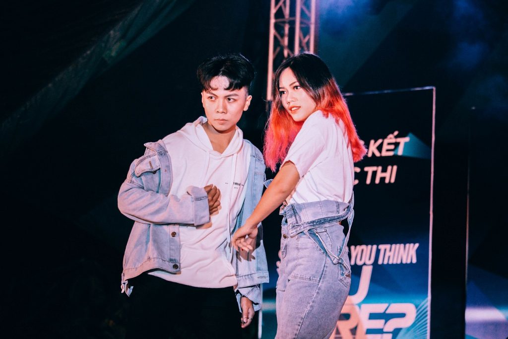 Tại đêm chung kết cuộc thi COC SAI GON'S NEXT TOP MODEL SEASON 2, các thí sinh catwalk trên nền nhạc được Ban Tổ Chức chuẩn bị sẵn.